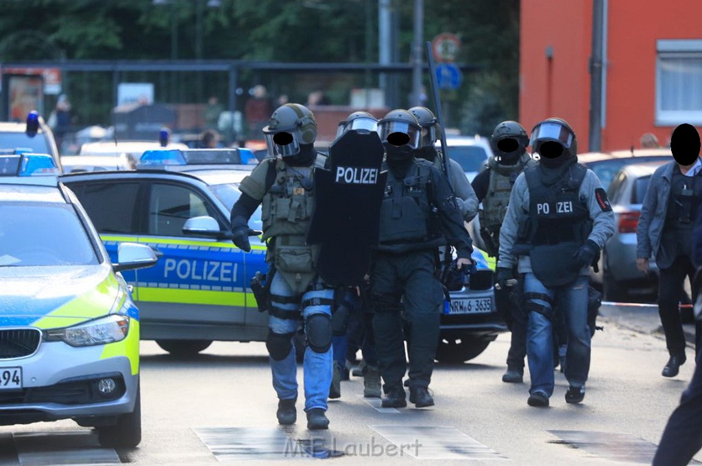 Einsatz BF Pol SEK Bedrohungslage Koeln Buchheim Herlerstr P24.jpg